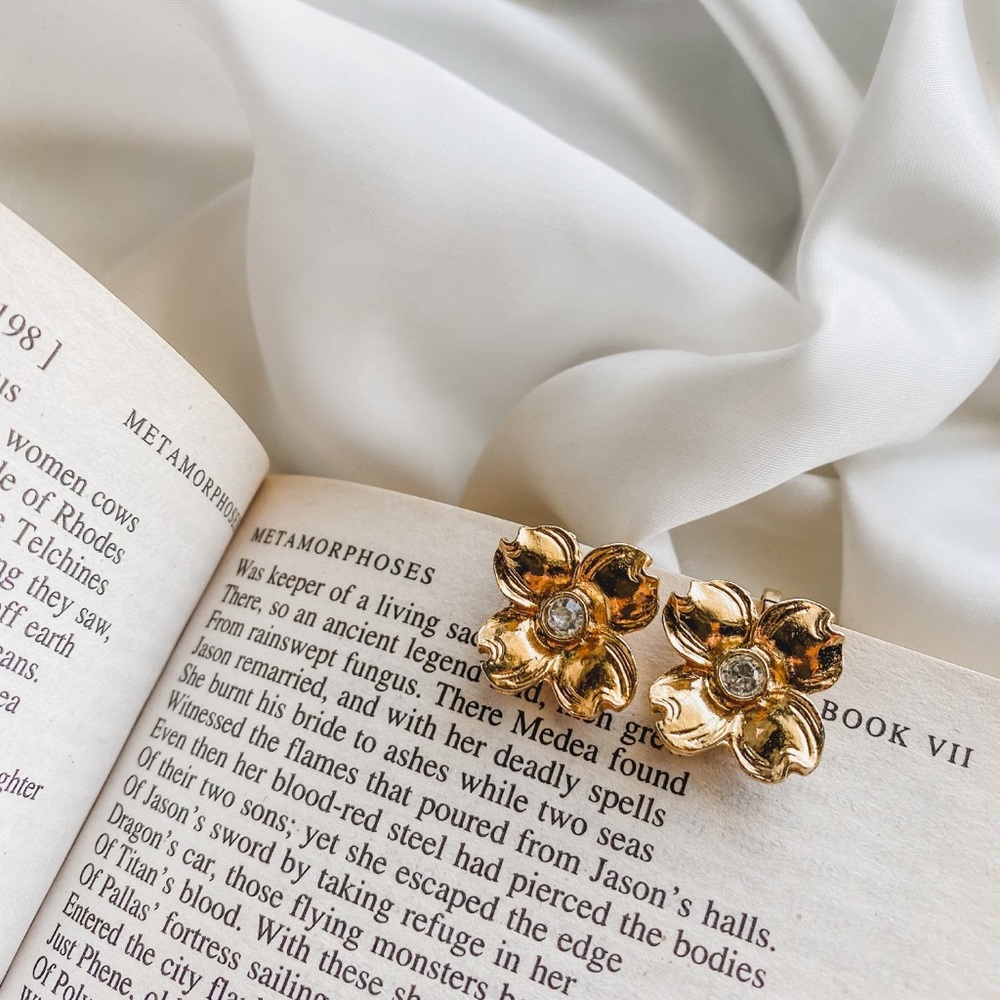 Vintage Golden Flower Clip On Earrings - Picture 4 of 7